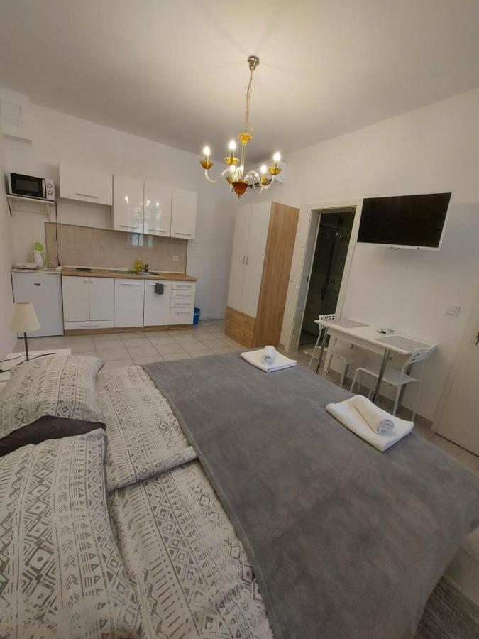 Studio Apartments Ana & Mia Вис Екстериор снимка