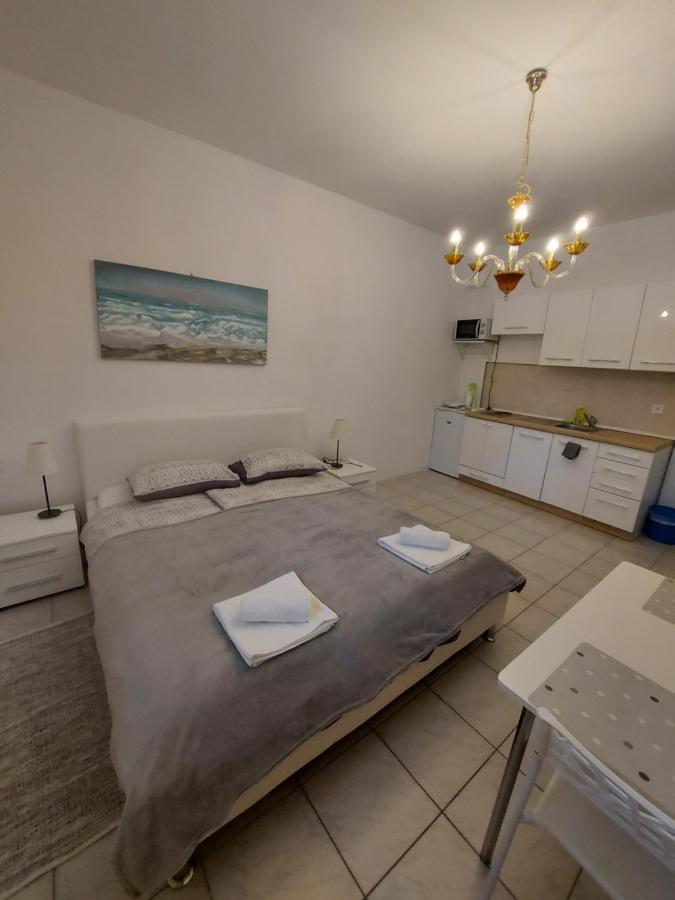 Studio Apartments Ana & Mia Вис Екстериор снимка
