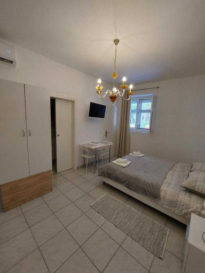 Studio Apartments Ana & Mia Вис Екстериор снимка