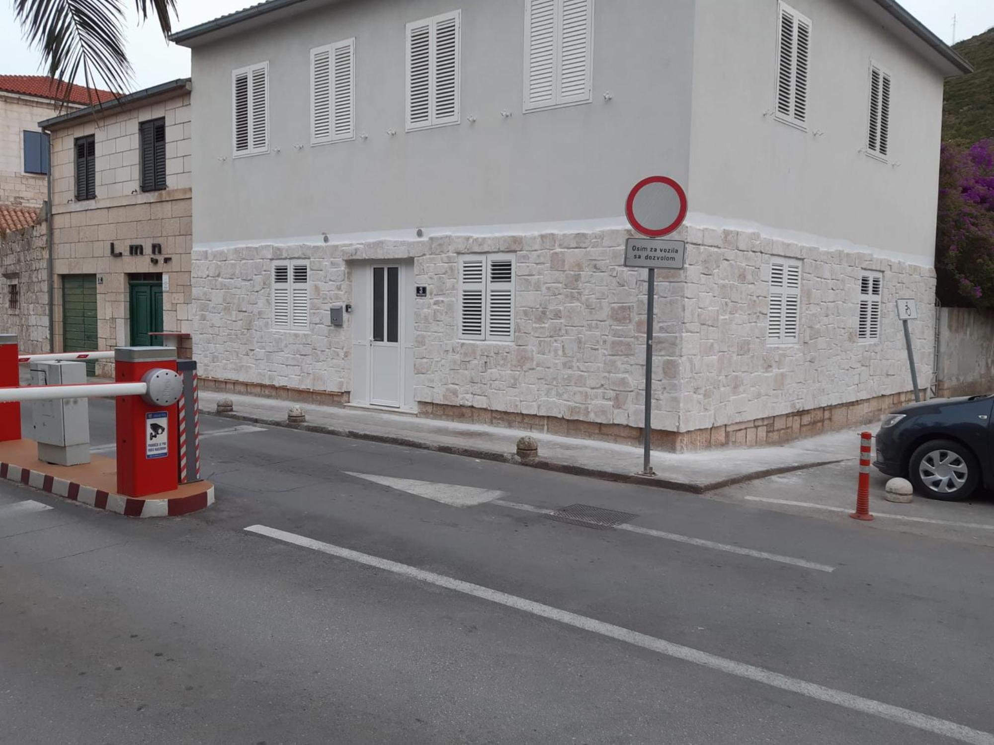 Studio Apartments Ana & Mia Вис Екстериор снимка