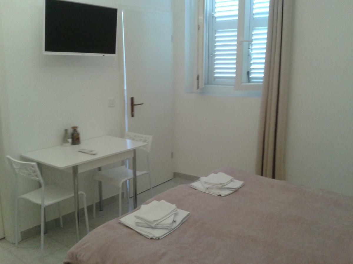 Studio Apartments Ana & Mia Вис Екстериор снимка
