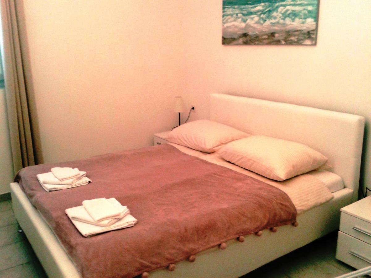Studio Apartments Ana & Mia Вис Екстериор снимка