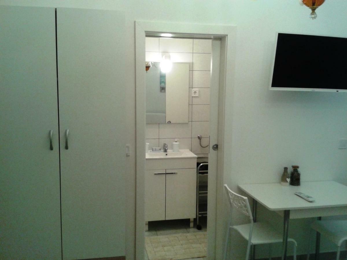 Studio Apartments Ana & Mia Вис Екстериор снимка