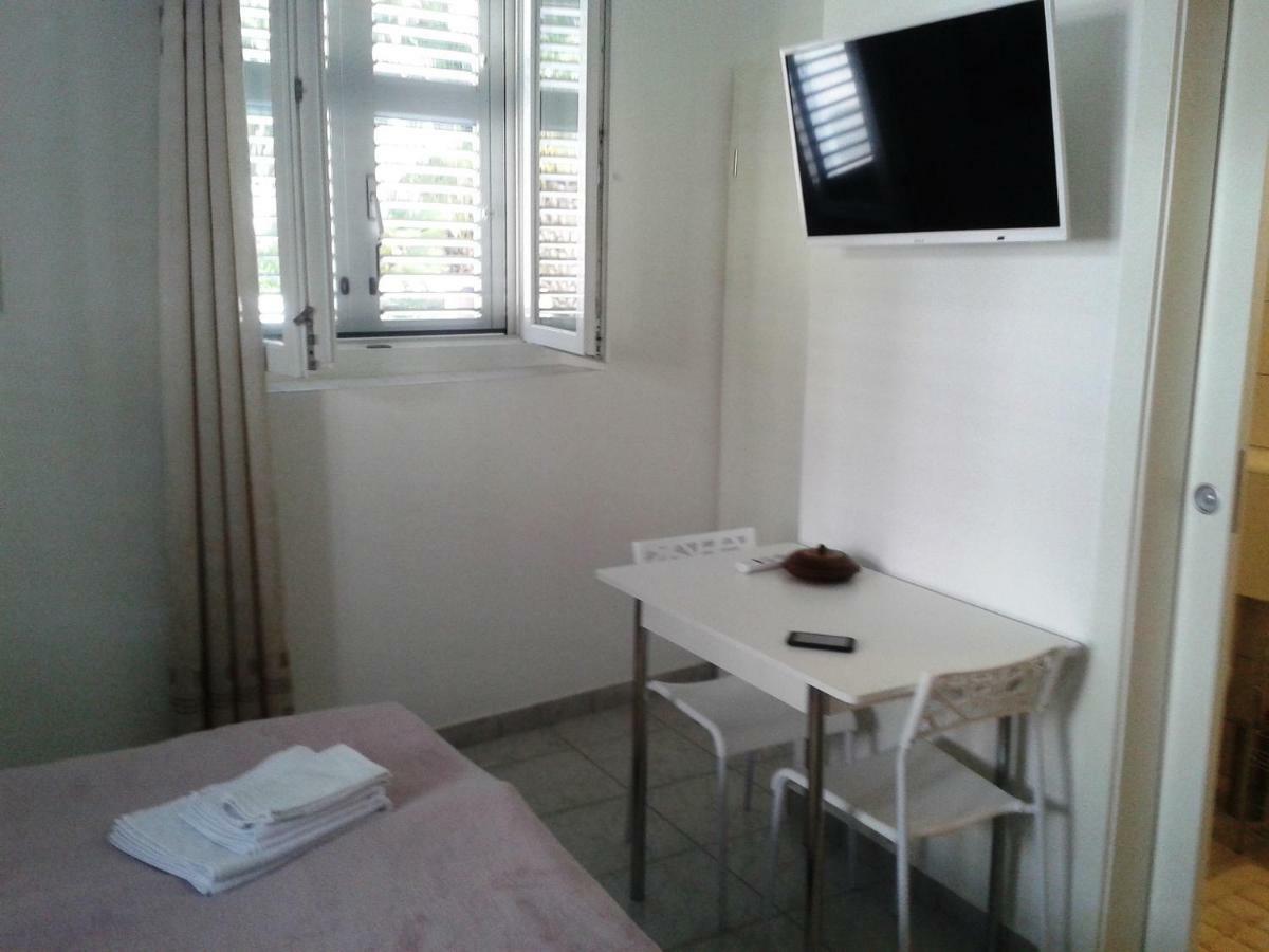 Studio Apartments Ana & Mia Вис Екстериор снимка