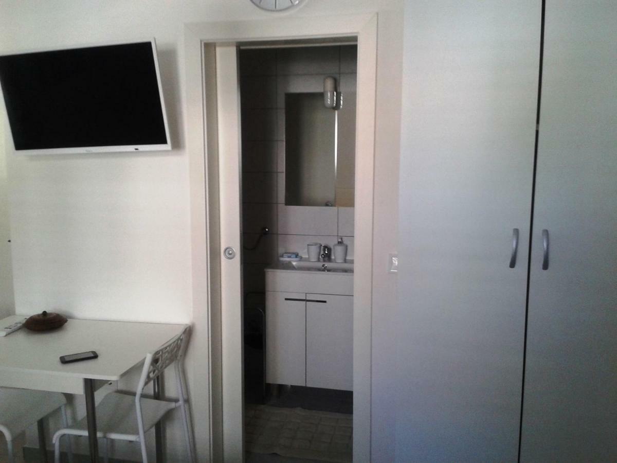 Studio Apartments Ana & Mia Вис Екстериор снимка